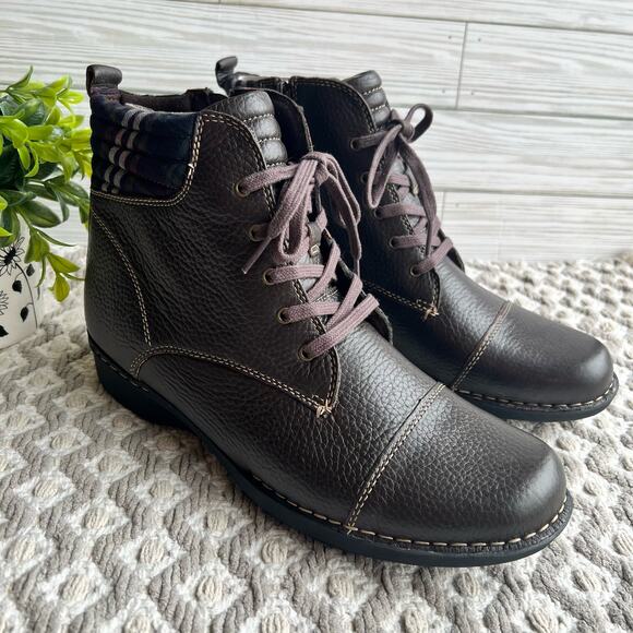 NWOB Clarks Women's Brown Tumb Whistle Bea Leather Upper Boots Size 10W - Picture 1 of 12